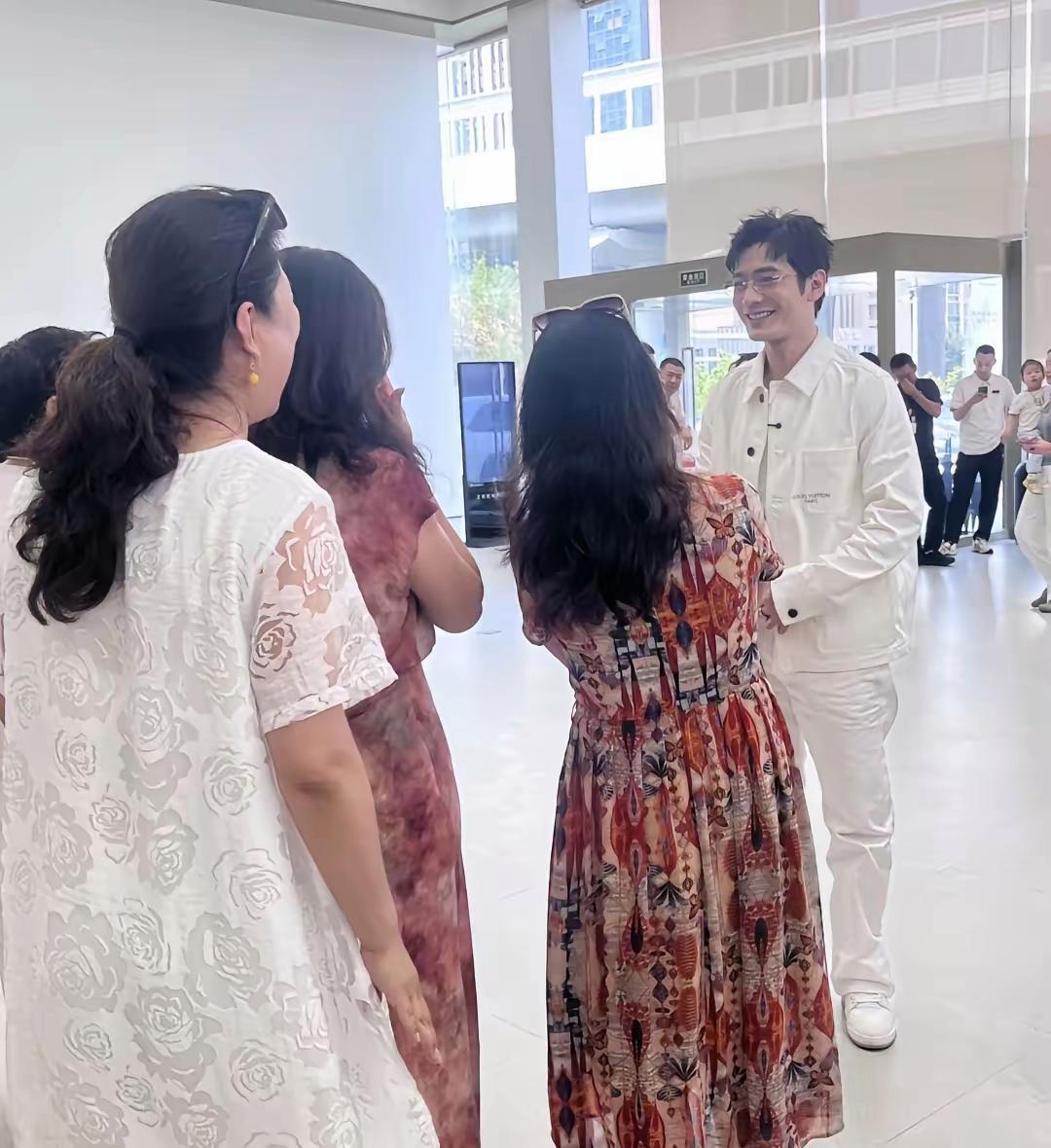 黄晓明回青岛买豪车，一身白衣帅到发光！大姨围住：真人太年轻了