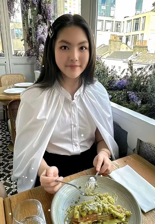 尽管李湘富养女儿，但是无论怎么养，这颜值在这里，也养不出人间富贵花。一张大饼子脸