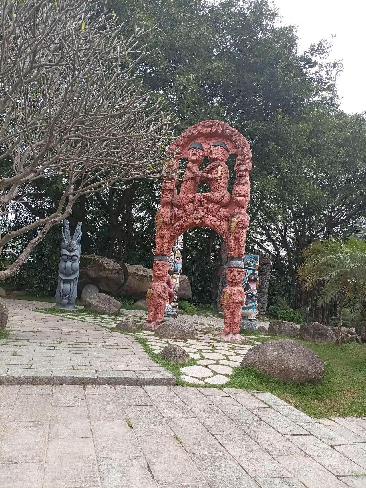 广州一公园竟然这么多年古迹。到底是什么图？什么字？能认出来吗？