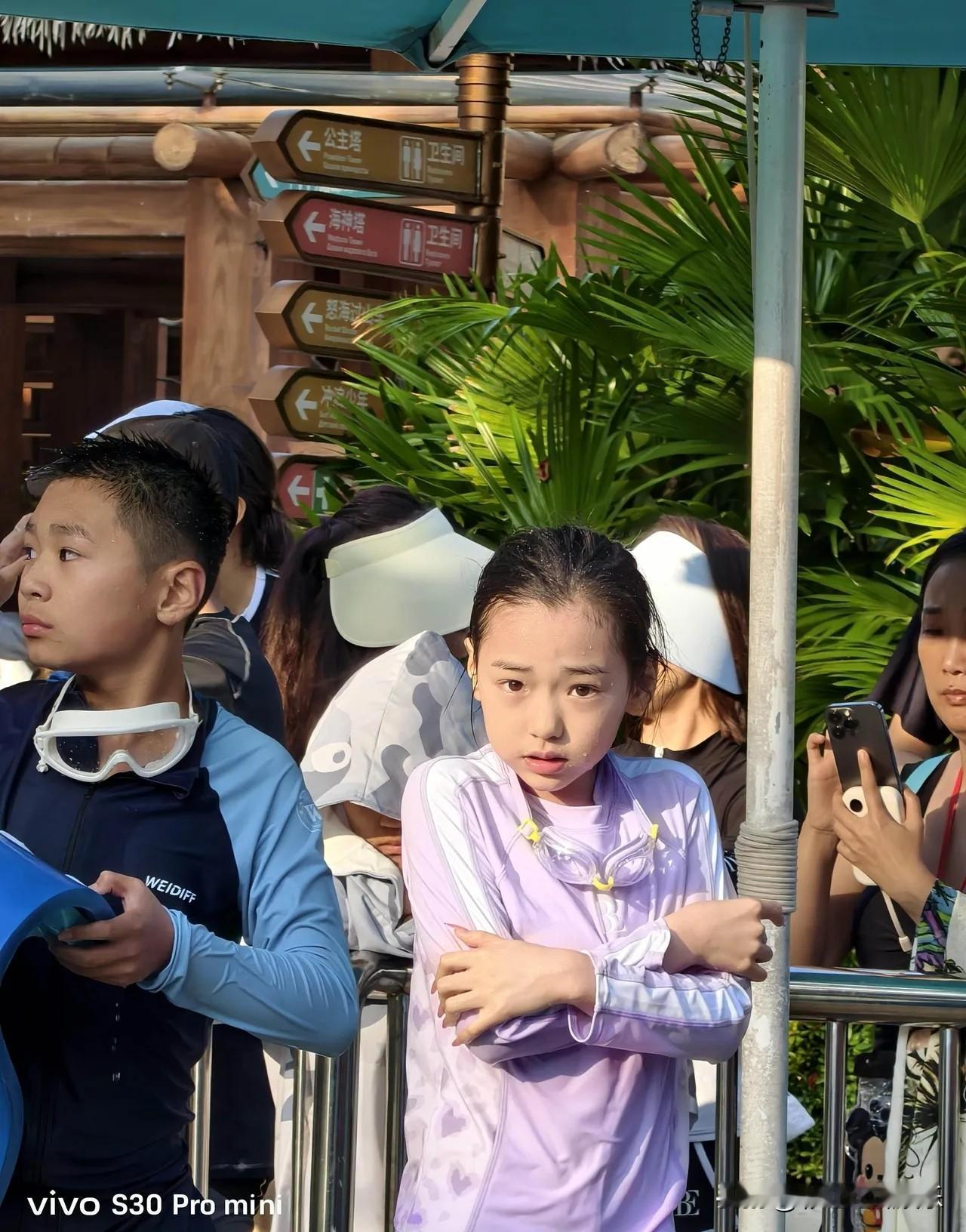 小酒窝的美甲太长了，2月12日，董璇带小酒窝去三亚玩水，在水上乐园的小酒窝被拍到