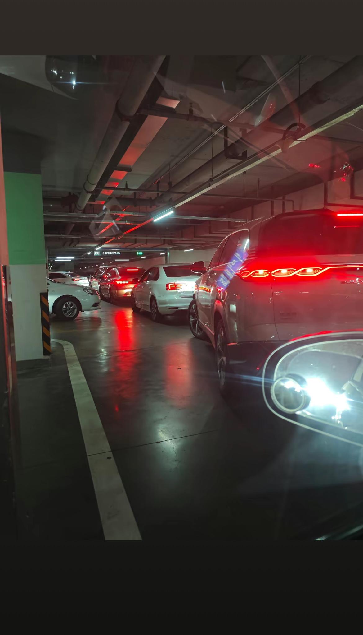 石家庄万象城的停车场真是没谁了，晚上六点的饭局愣是拖没了昨天和几个朋友约好晚