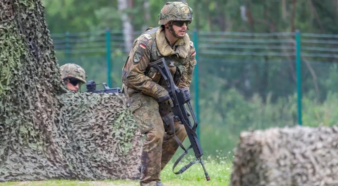 全员换装，一套军服采购价竟然高达5万美元，德国人这是要飞呀！2025年，德