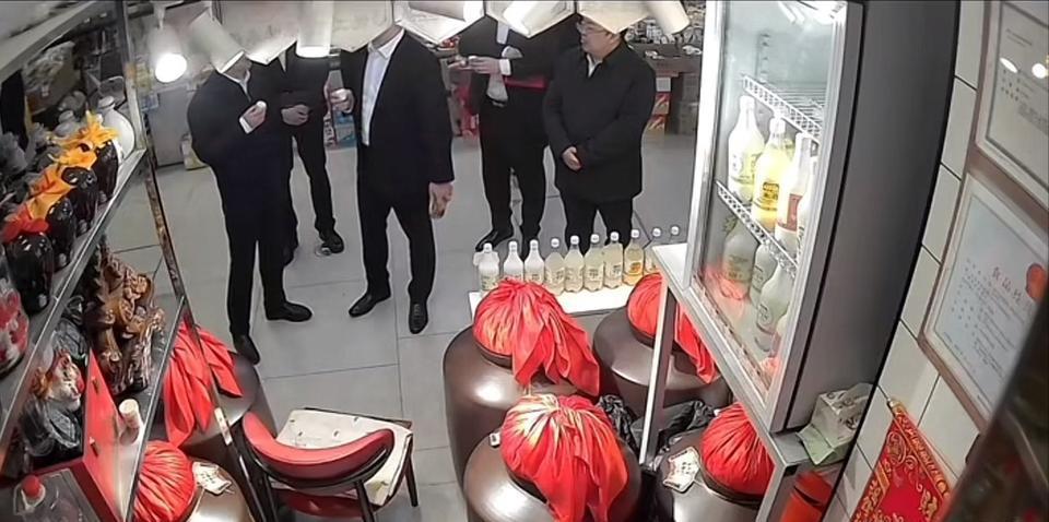 刘强东东北集市尝酒，品出真味与初心。最近，京东集团创始人刘强东的一趟东北之