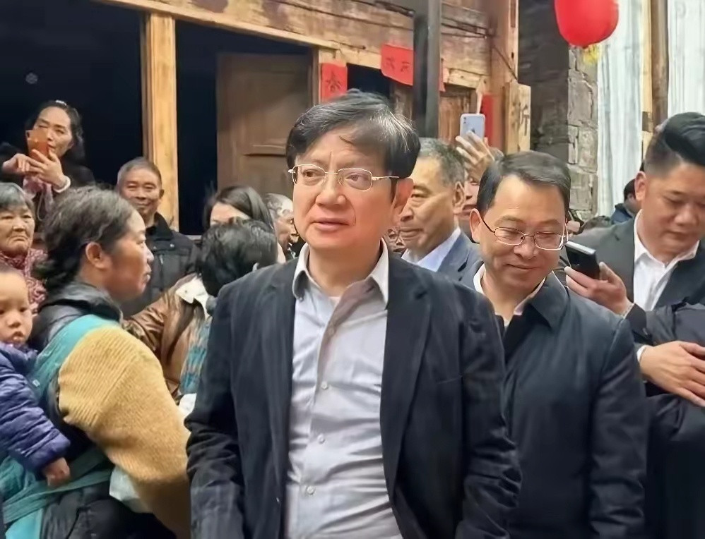 刚刚去查了郑强不查不知道，一查吓一跳郑强65岁退休后去了贵州山区学校教书，没办仪