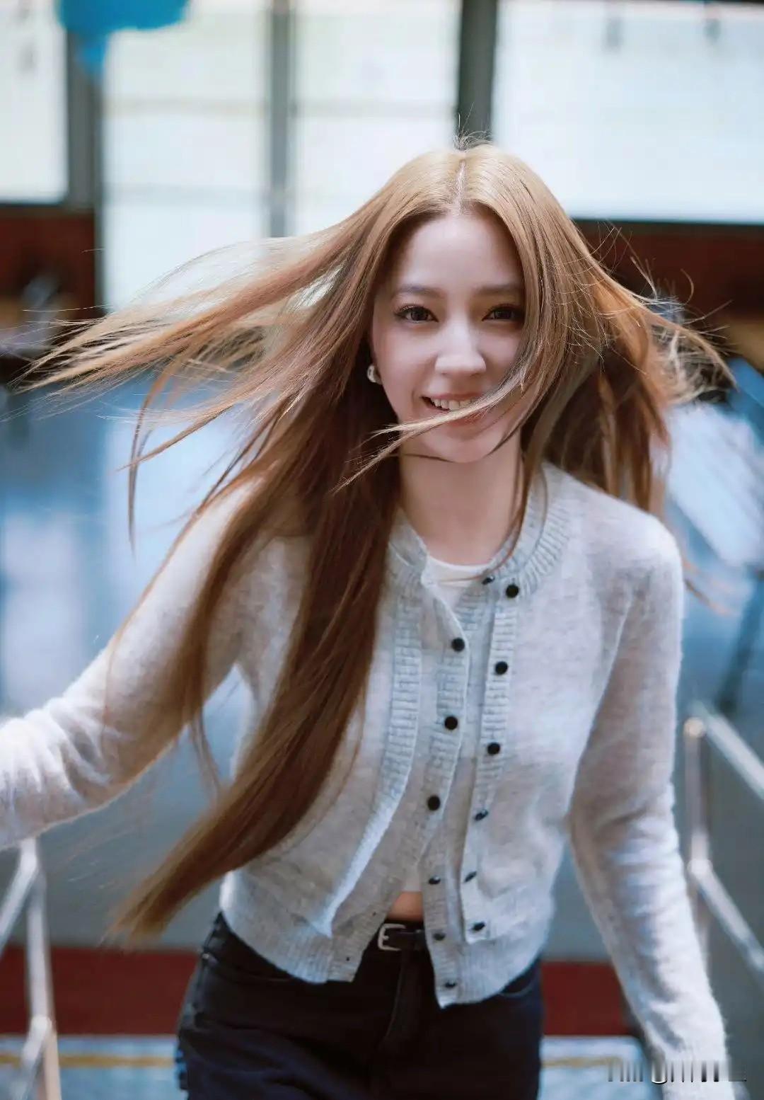 欧阳娜娜金发奔跑的元气少女！一身浅灰色针织开衫，内搭白色短款上衣，小露腰腹线