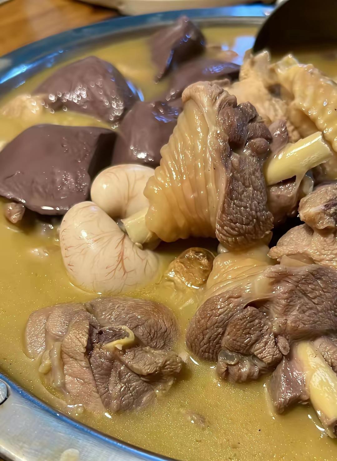 土鸡炖出来的就是比速成鸡做出来的香，好吃。鸡肉紧绷，球球弹弹，肉味十足，烫更是