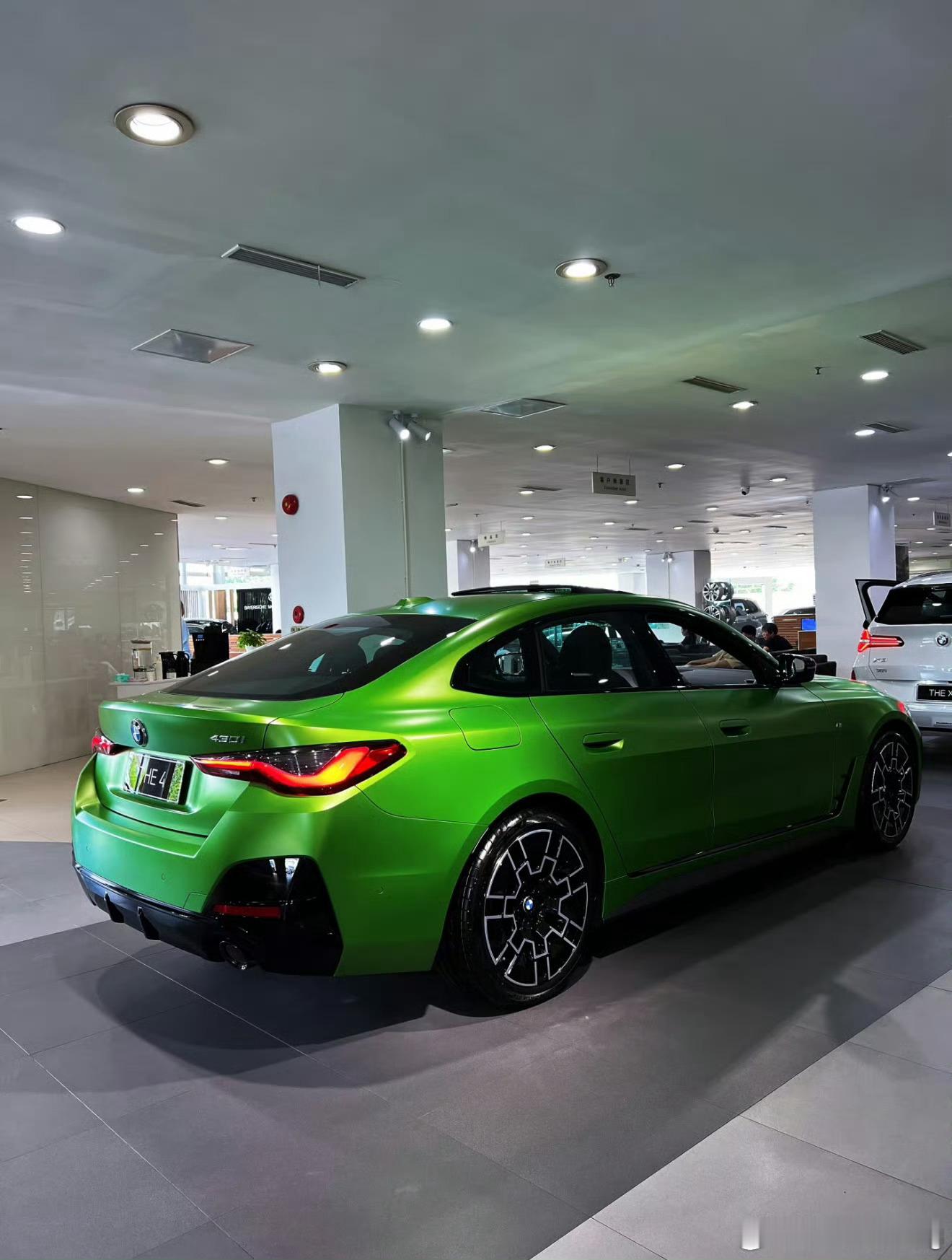 宝马430i四门磨砂坦帕湾绿黑内这台车还在指导价426900元选装车