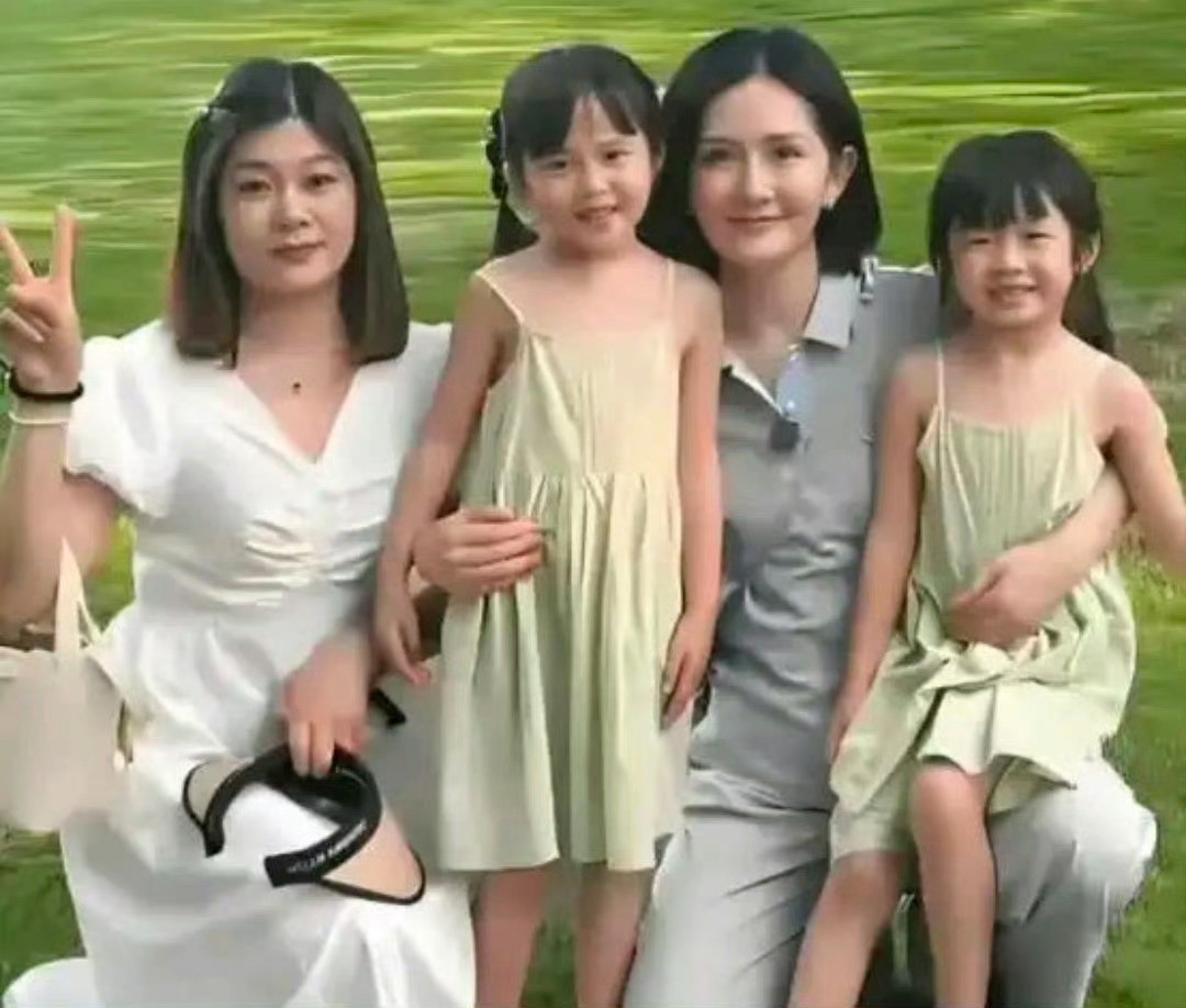 谢娜粉丝女儿和谢娜的合照有点像张杰啊感觉可能会和谢娜女儿“撞脸”​​​​