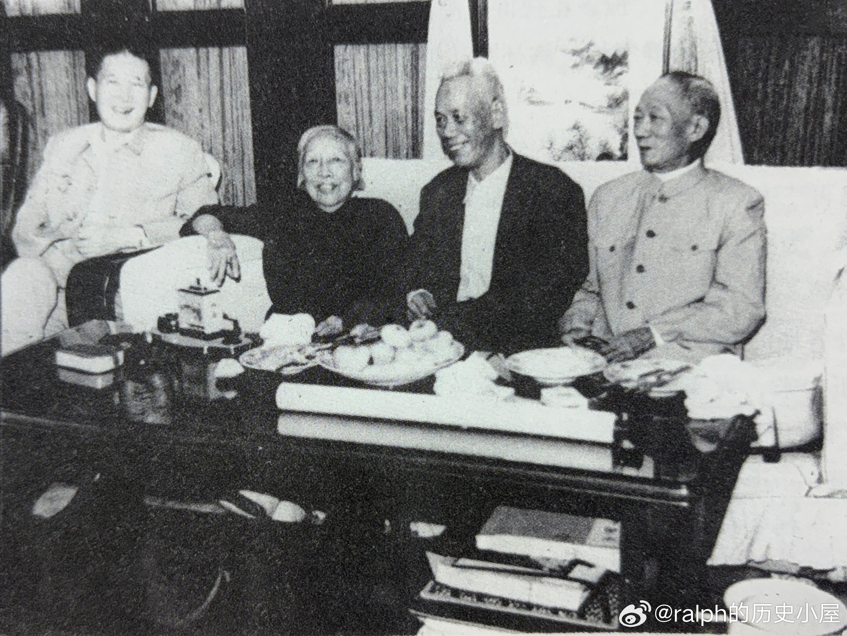 1962年6月27日民革中央为何香凝举行85岁祝寿宴会。图为何香凝与民革领导人张