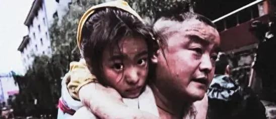 2008年，汶川地震现场，救援人员刚要清理废墟，就被一个40多岁的男人拦住：“不