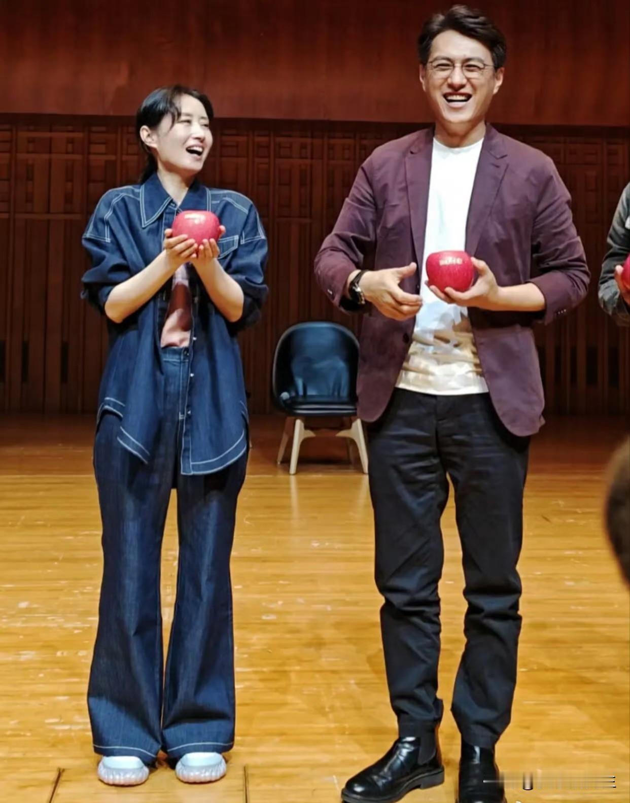 真正的支持从不声张靳东拍《麦乐村》时，非洲片场逼近40度，刘敏涛身上起疹子，