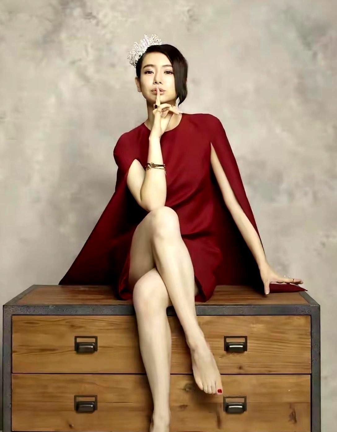 直播时弹幕喷她脚丑，戚薇当场把鞋脱了。她把脚怼到镜头前，脚趾外翻清清楚楚。笑