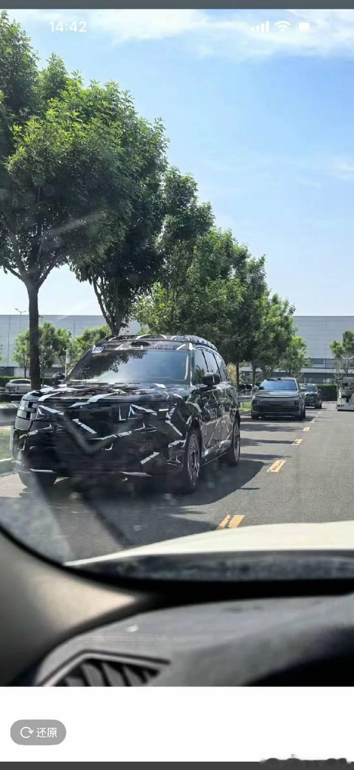 小米增程大SUV轻伪装车？后面那个是升顶版本？看起来有点方。