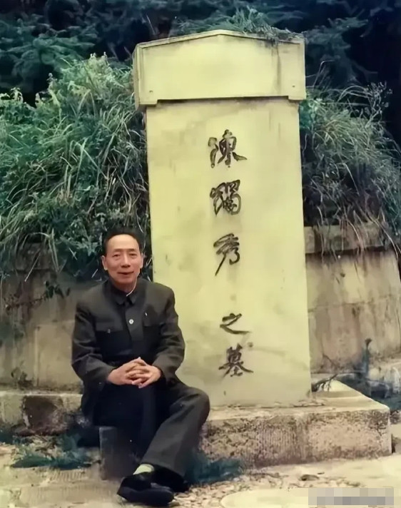 这是1976年，陈独秀的儿子陈松年来给父亲扫墓，陈独秀的墓地十分简朴，后面是郁郁