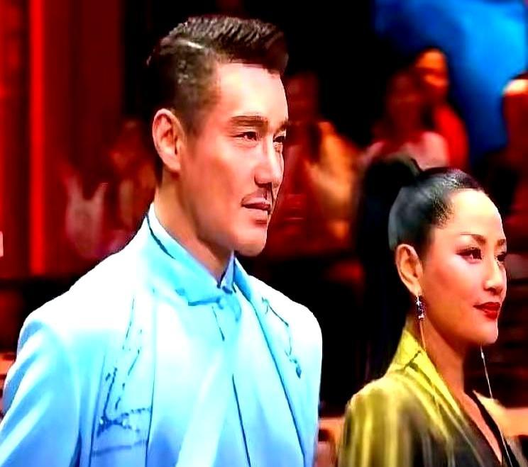 55岁胡兵至今未婚，守着54岁的瞿颖，可人家转身在清迈菜市场砍价，给老外机长的俩