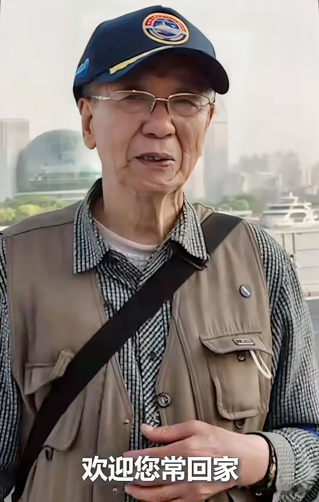 沂蒙山舰停靠上海，91岁海军老兵没有参观资格，拿着1953年的“解放军胸标”问工