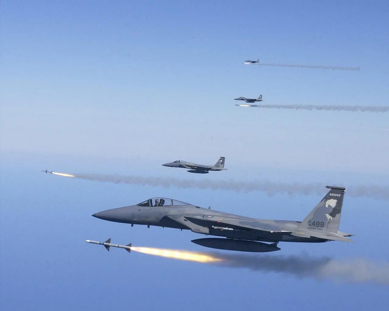 胡塞武装硬了，正面拦截两批F-15和“台风”战机编队！9月14日，胡塞武装的战