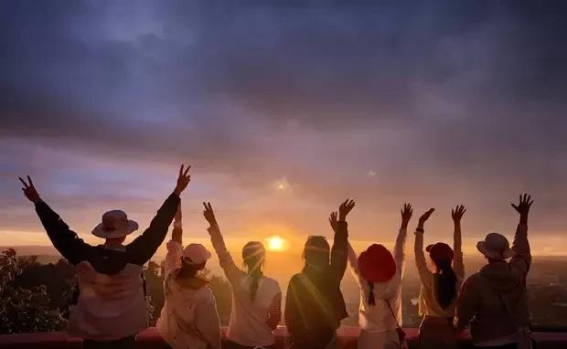 《花少7》夕阳团建！李沁马思纯比心甜度超标，那英龚俊稻田蹦迪？最绝的是李沁的“