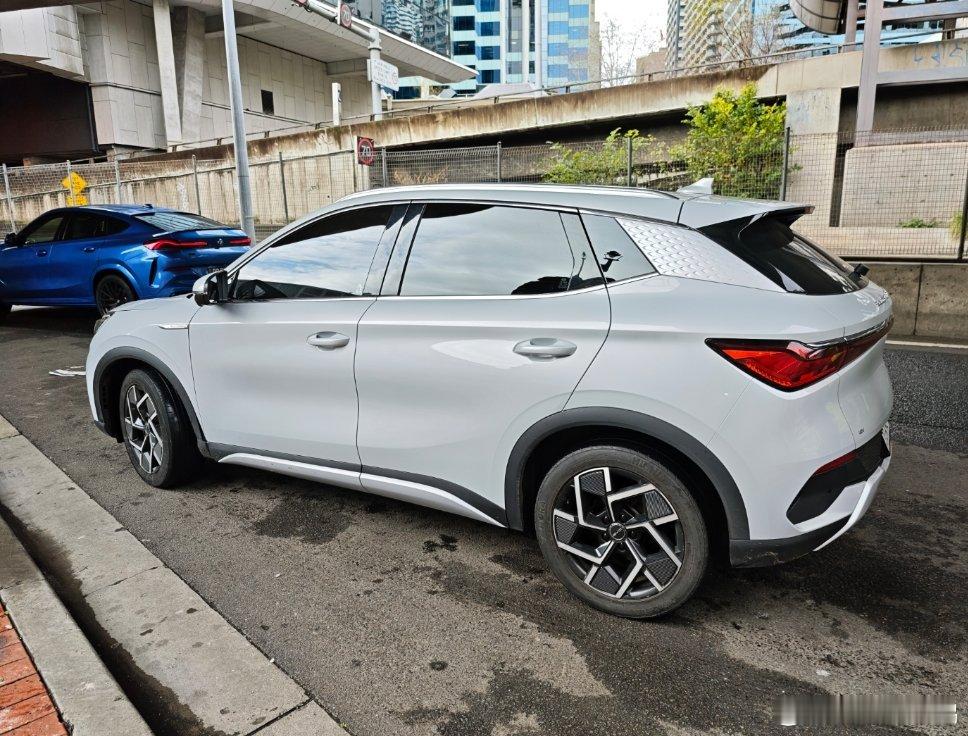 悉尼打的第一台Uber，比亚迪Atto3，就是元plus。开车是位黑人小哥，跟他