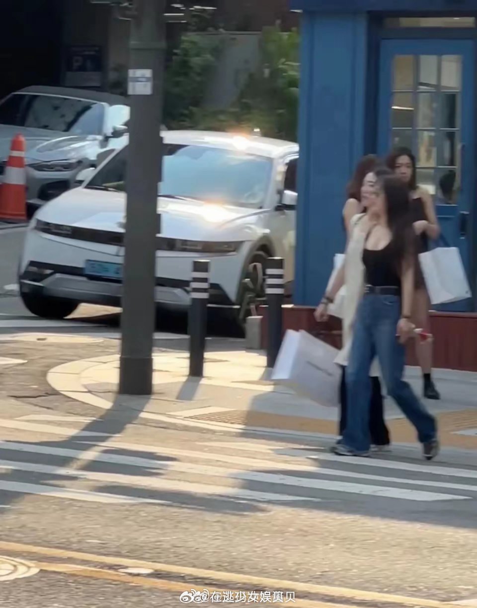 大街上的蔡依林看起来好普啊！无论是样貌还是身材真的不抢眼！40几岁的她真的没有少
