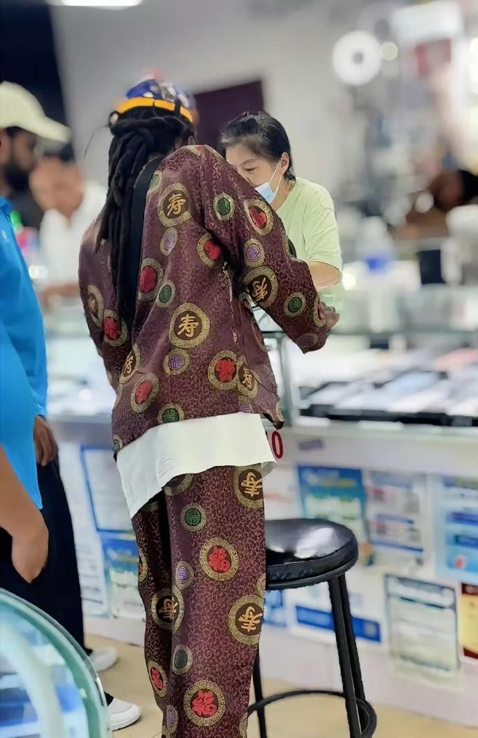 笑麻了谁教这老外这么穿衣服的？