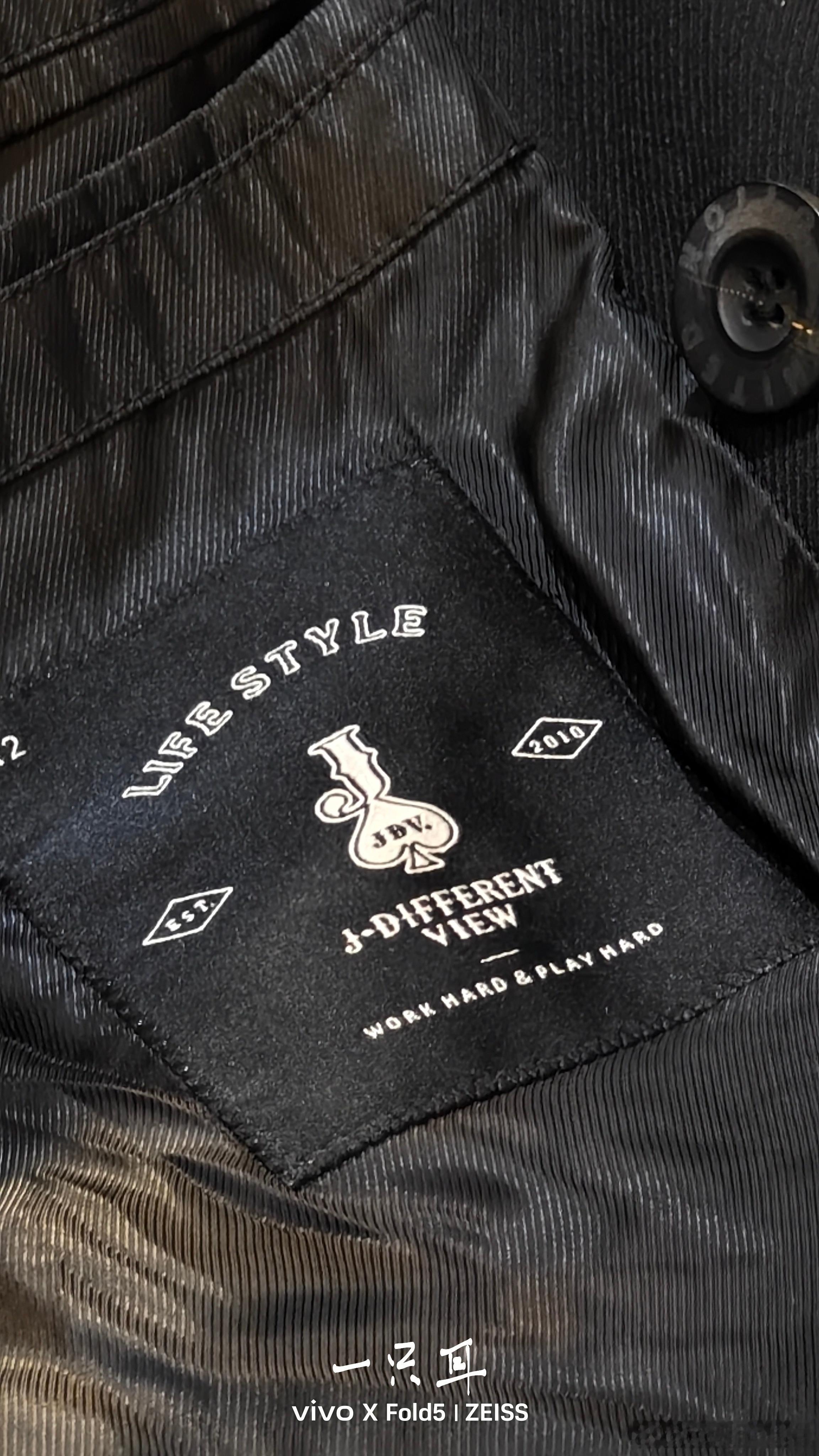 那天路过杭州的JDV，买完衣服饶有兴致地让店员帮我查了一下，从2016年开始我买