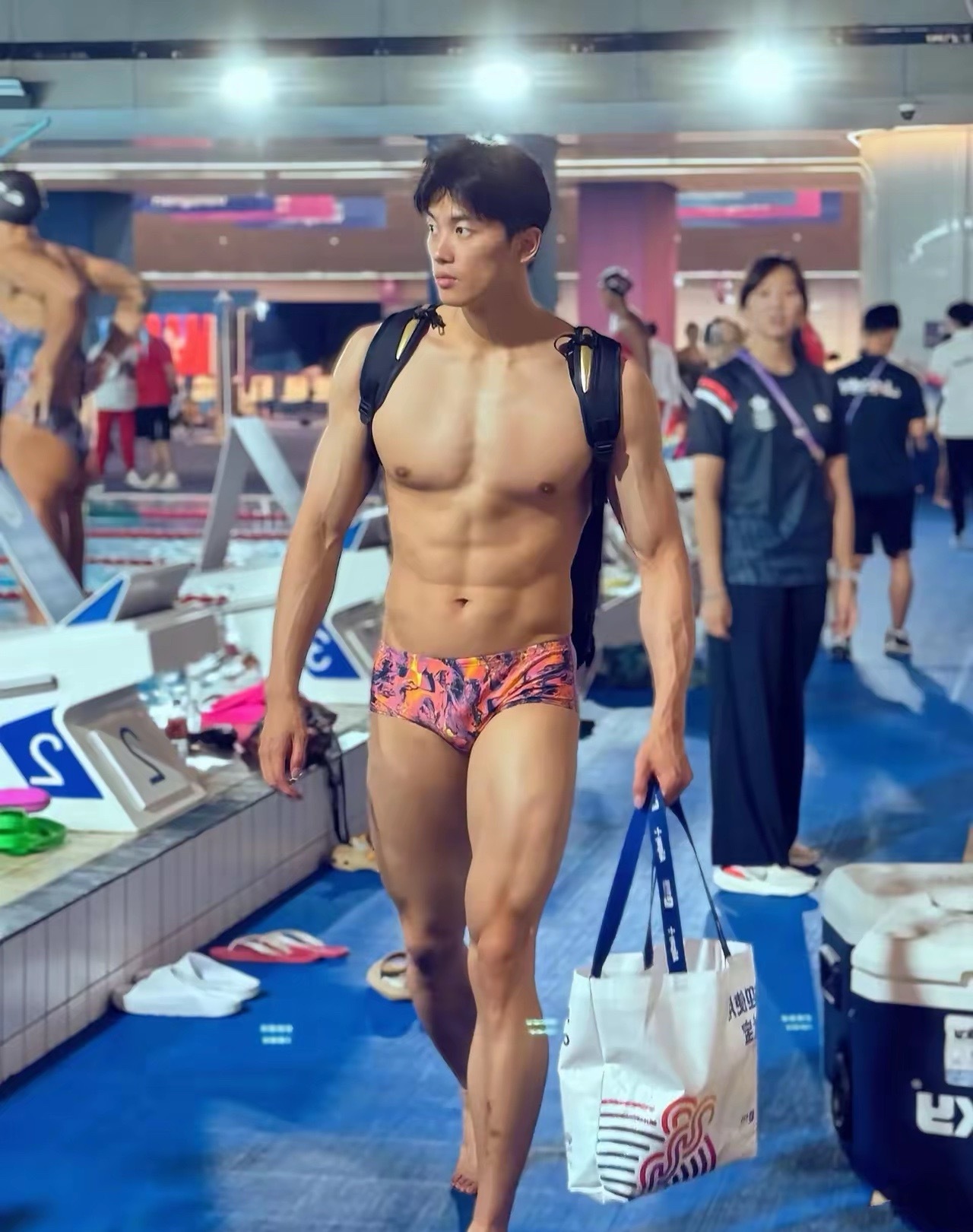 我宣布，汪顺这张照片，年度最佳，不容反驳，人家比完赛，很直白就把双肩包背上了，这