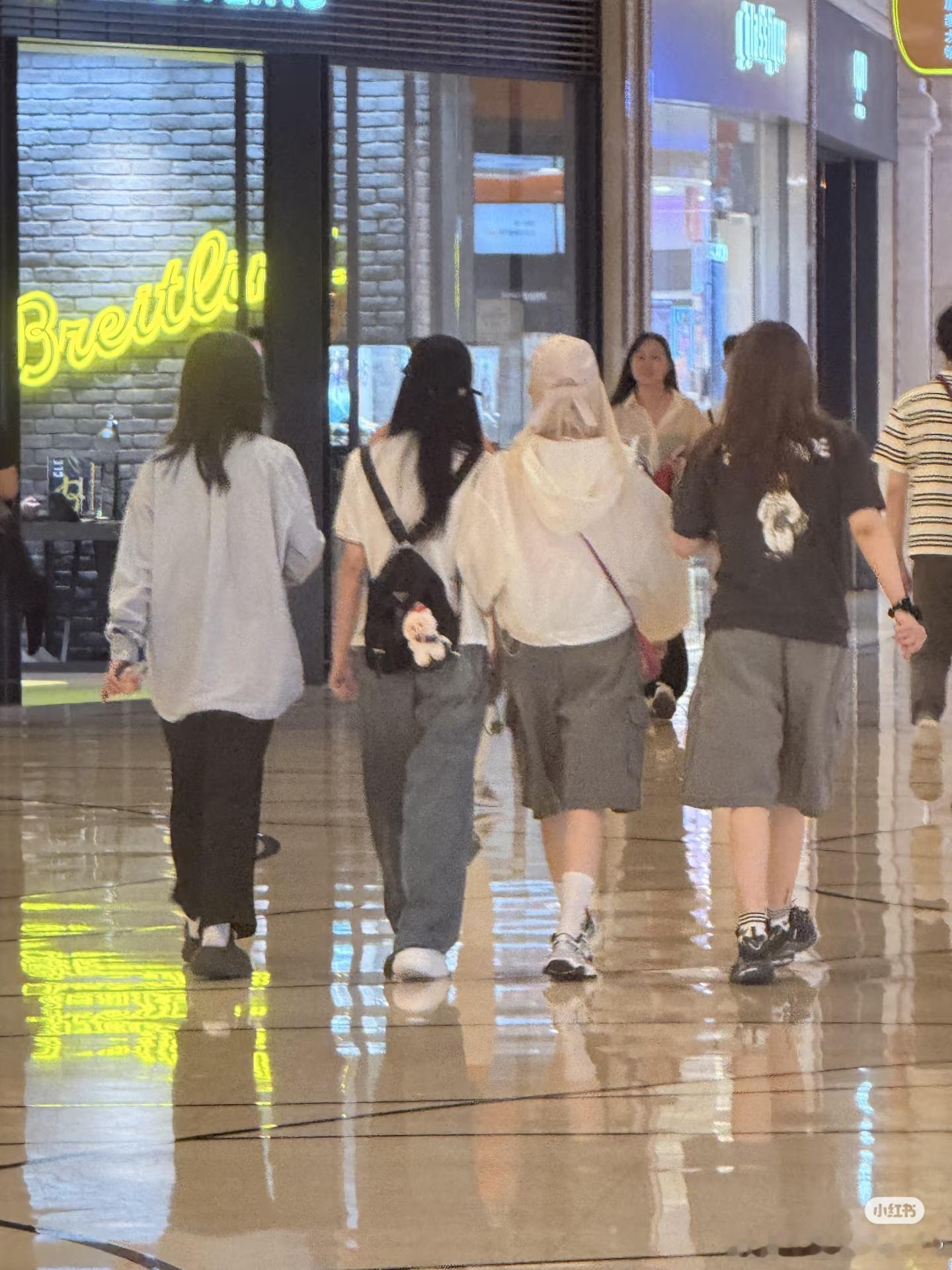 白鹿宋雨琦澳门偶遇宋雨琦白鹿哇塞，有路人在澳门偶遇了雨琦和白鹿