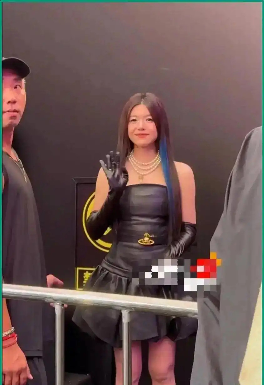43岁陈妍希离婚后彻底放飞，蓝发皮裙恨天高又酷又萌，网友惊了：这哪像当妈的人？