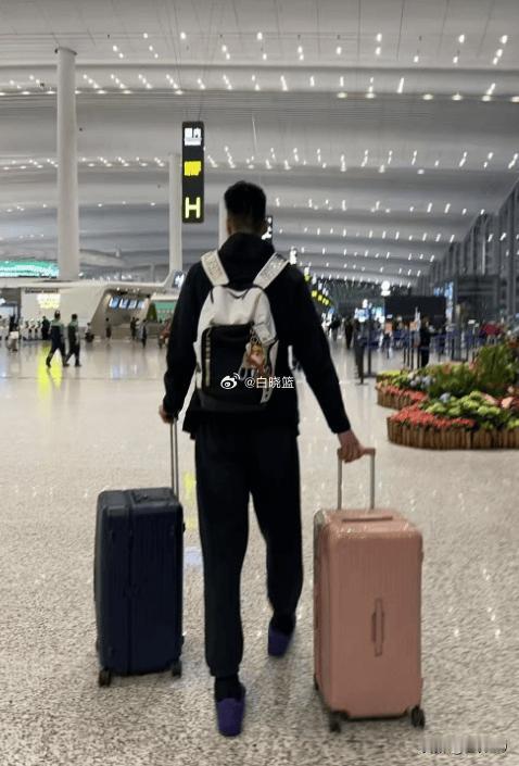 全运决赛痛失核心！余嘉豪被迫启程返西，篮协郭士强协调无果北京时间11月12