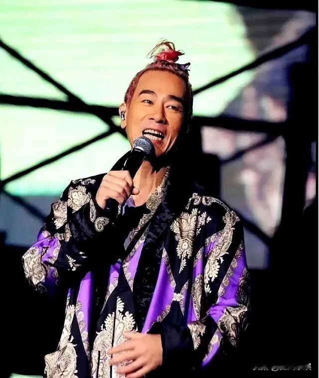 陈小春，这反差忒大了！近日，陈小春在上海的演唱会上，卖力的唱跳，衣服都湿透了