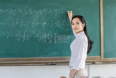 2026年教师考编迎来颠覆性利好调整，困扰无数考生多年的报考硬门槛全面松动。 