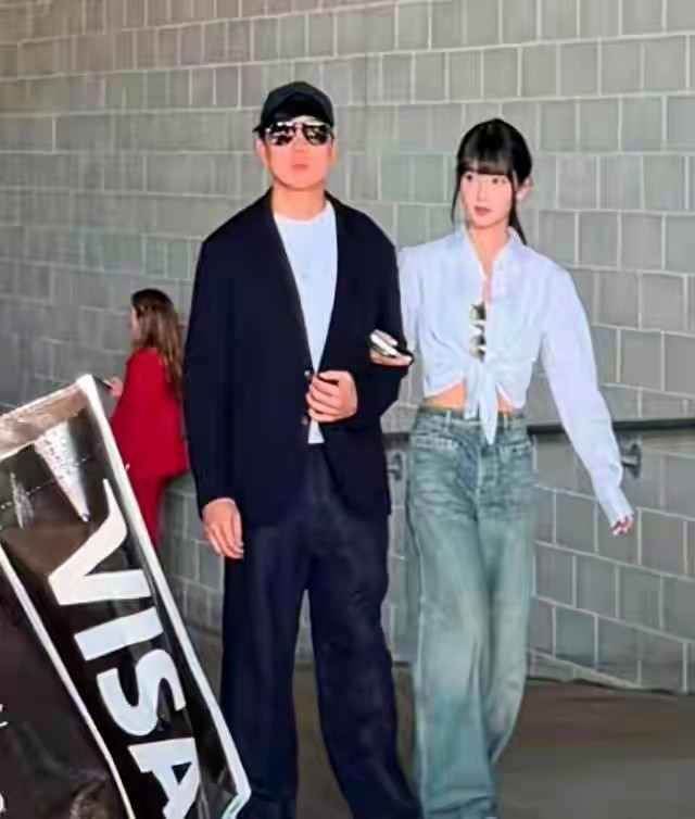 45岁林俊杰携小22岁女友看世界杯，挽手照曝光，网友吐槽好似父女​​​