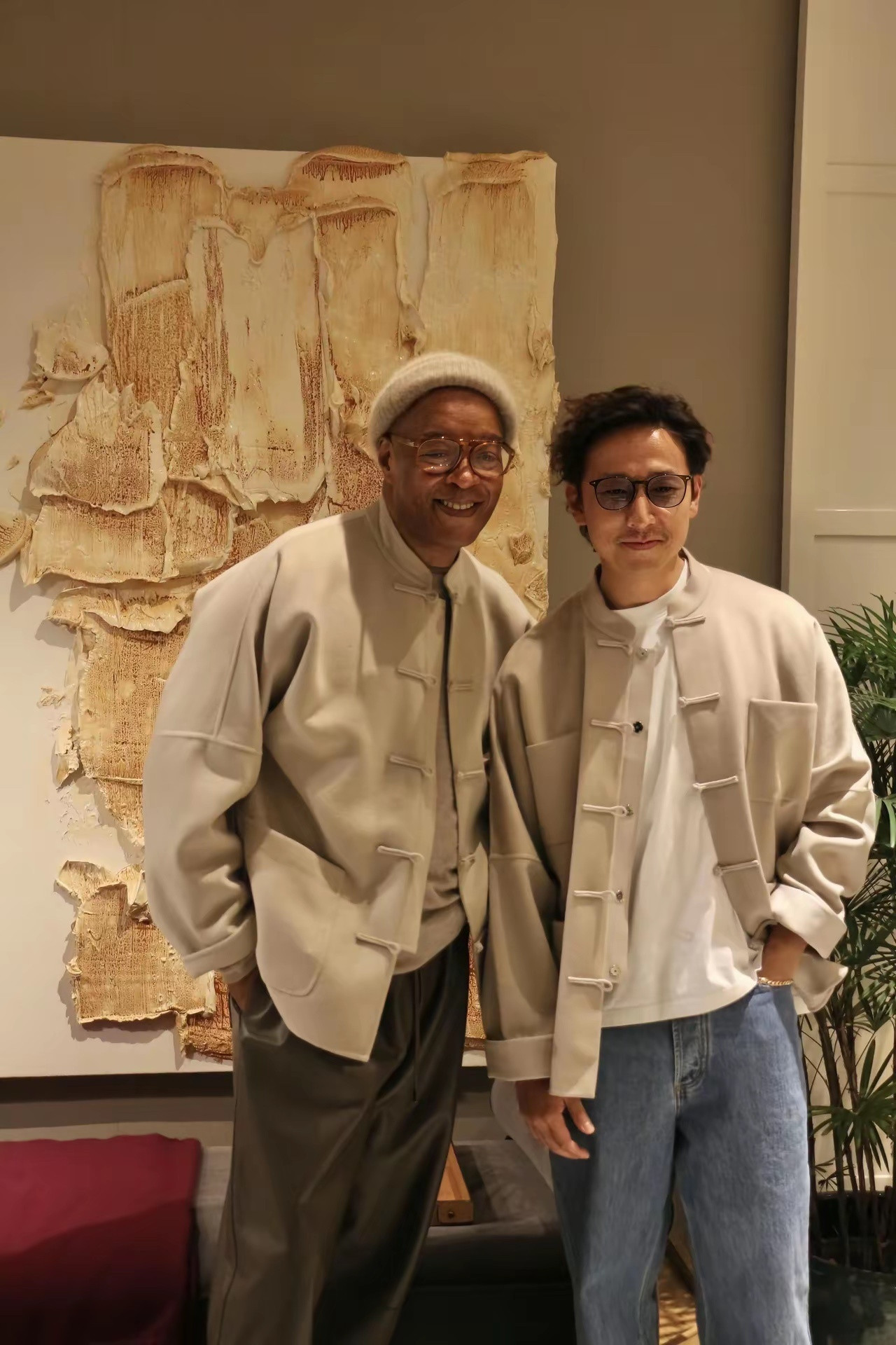 施伯雄的穿衣品味真的提升很多，比起当初刚暴露恋情的时候那种照片，现在真的很有型！