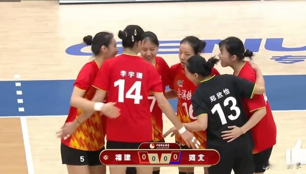 福建3-0河北，福建首发接应有更换，河北队的4个江苏的内援条件不错，二传8.郭玹