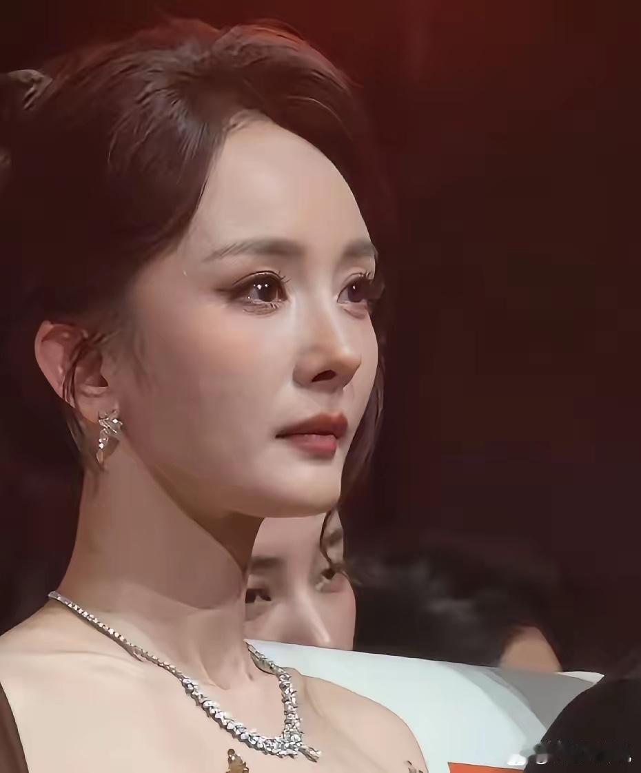 杨幂又一次失望了！我感觉杨幂是真的快要哭了，满脸都是无奈和不开心，自己明明很漂
