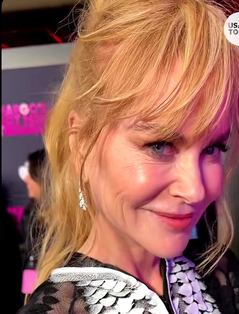 58岁的妮可·基德曼，这次真的“杀”疯了。前几天她在纽约现身，穿着那件半