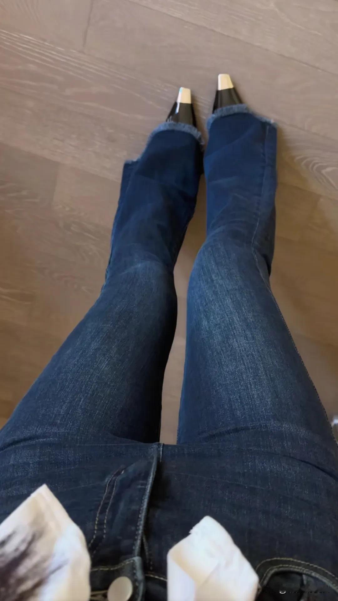 我要上班了，今天的鞋子似乎不配。