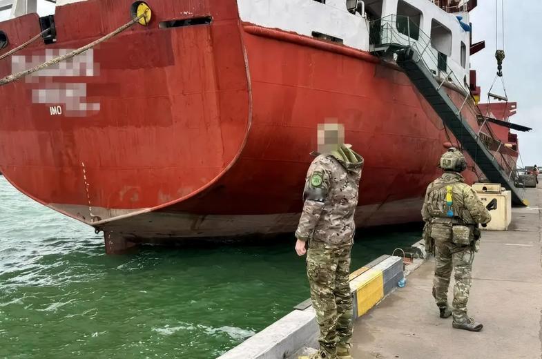 乌克兰敖德萨港，一艘外国货轮被乌克兰安全部门扣押。被扣押时，船长和16名船员，主