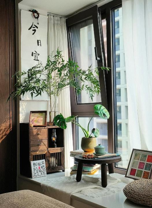 闺蜜装修时死活要装落地窗，说“家里亮堂、视野无敌”。结果呢？装了不到一年就后悔了