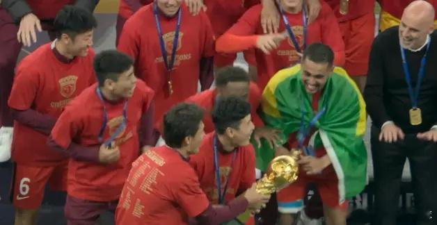 夺冠后武磊泪崩！3年2次落泪，中超第4冠，复刻梅西庆祝动作战胜大连英博之后，上海