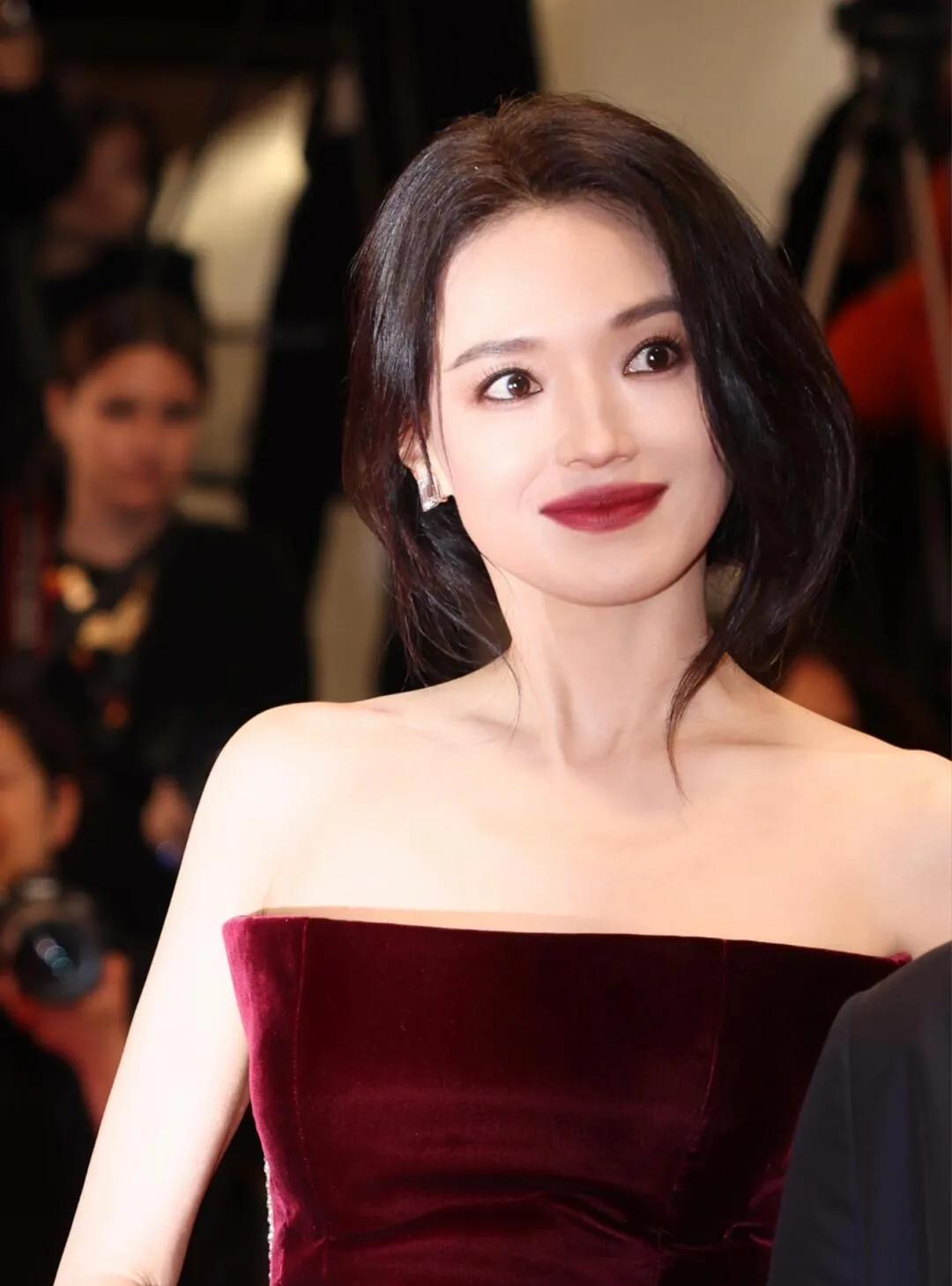 舒淇红毯造型又美出圈了！镜头里的她被阳光笼罩，浑身都散发着温柔光芒。在红毯上，