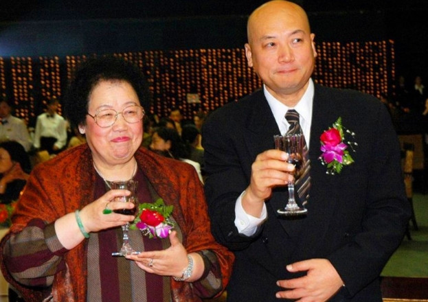 1990年，49岁的陈丽华嫁给了38岁的迟重瑞。新婚之夜，迟重瑞刚要熄灯，没想到