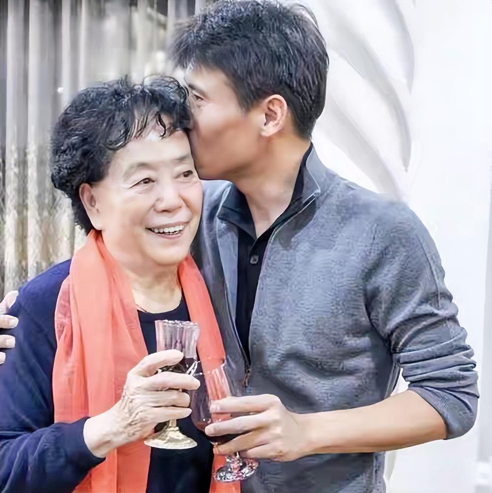 演员李乃文母亲：她是中戏1960届表演系毕业，和田华是同班同学，与1993级的李