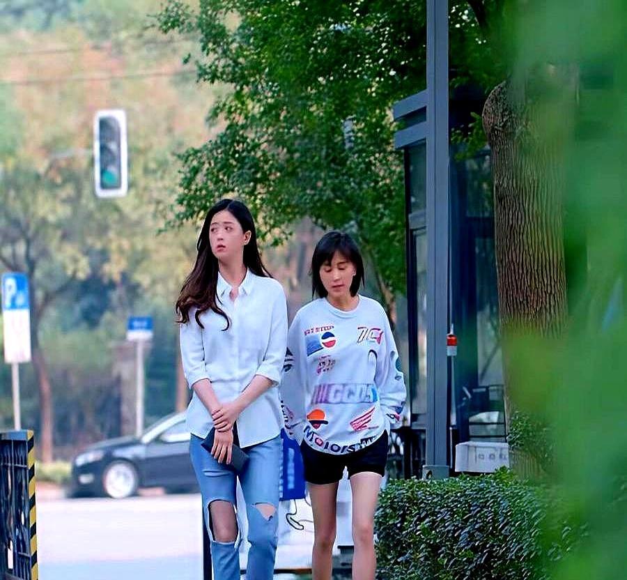 159cm的王子文，在娱乐圈从来没输过气场。之前和171cm的蒋欣同框，踩