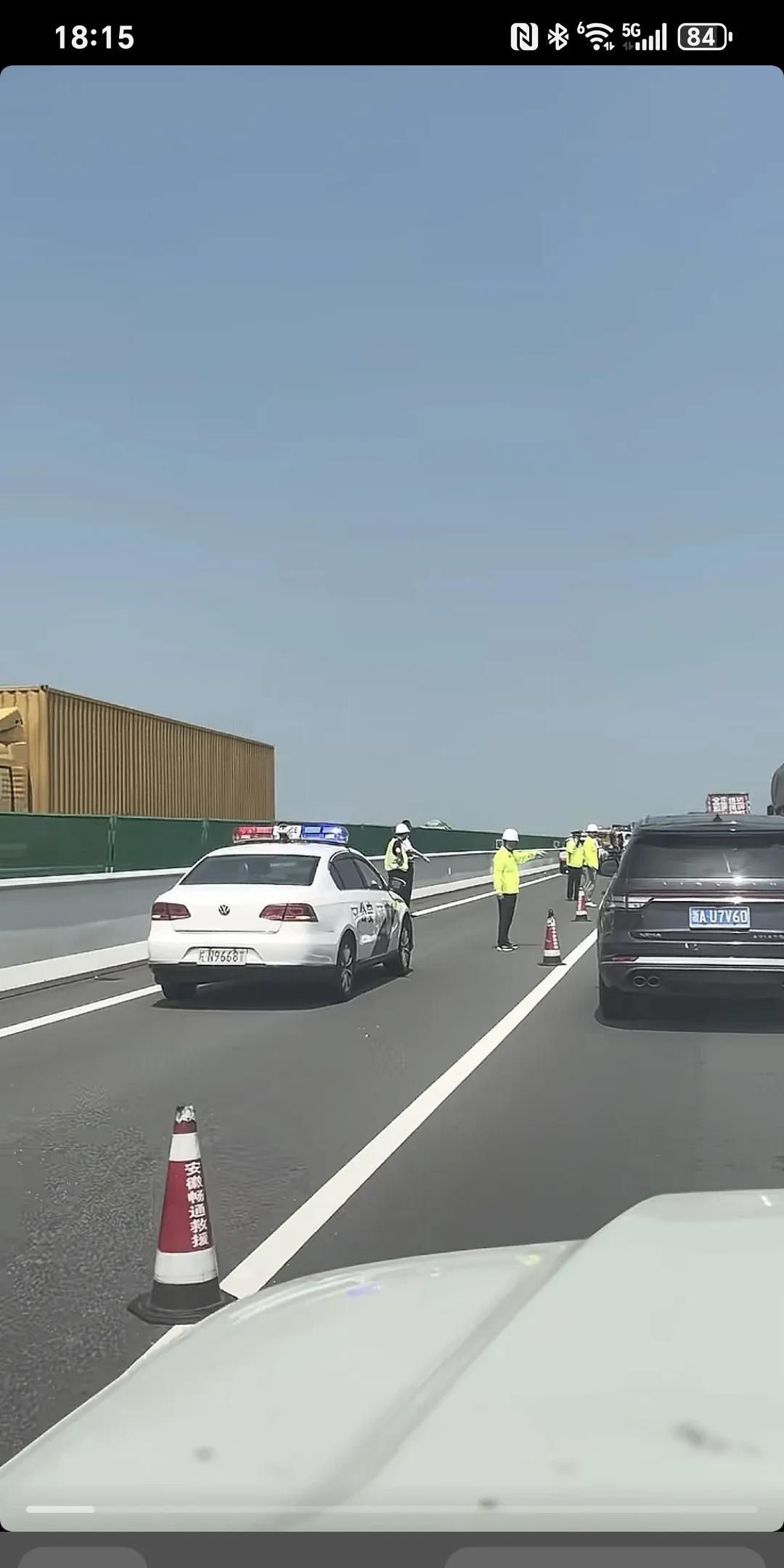 道路千万条安全第一条，我们总以为<em>来日方长</em>，却忘了世事无常。能见一面就见一面，不