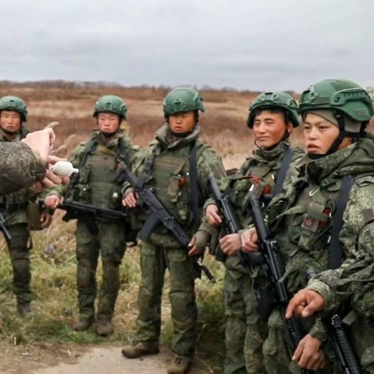 俄罗斯军方给朝鲜特种部队配备了全套俄制武器装备，就只有头盔是，我国生产的外贸版M