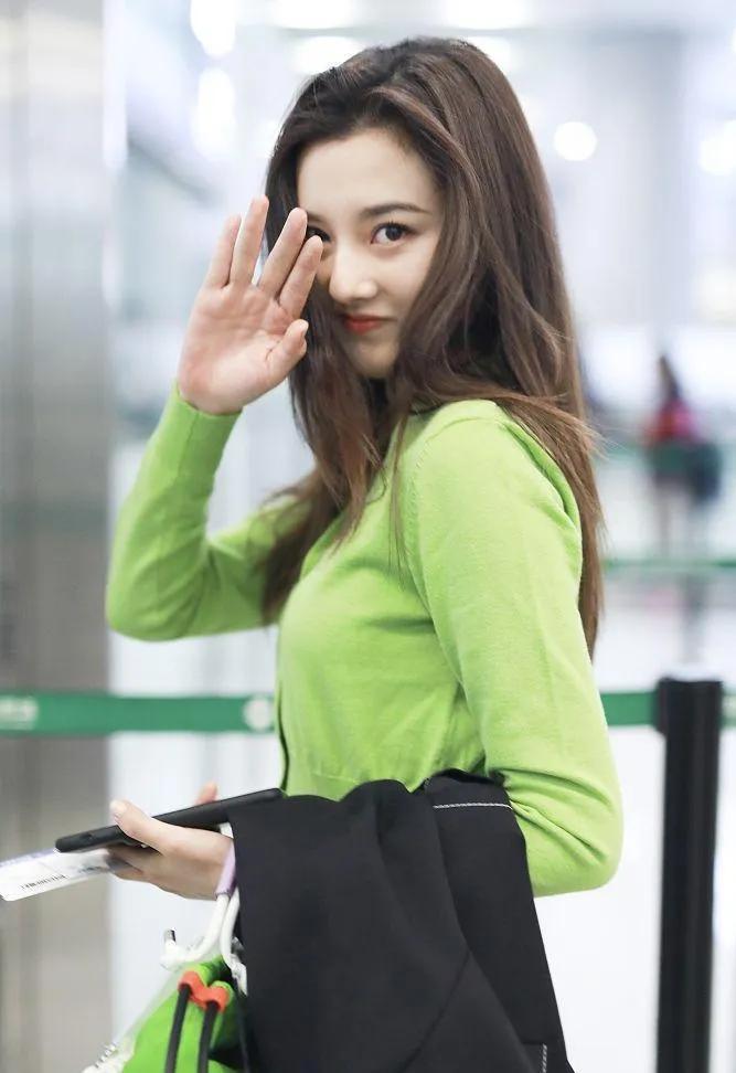 宋祖儿把春天穿在身上了！💚一身果绿色针织开衫，清新又减龄，荷叶边下摆俏皮又灵