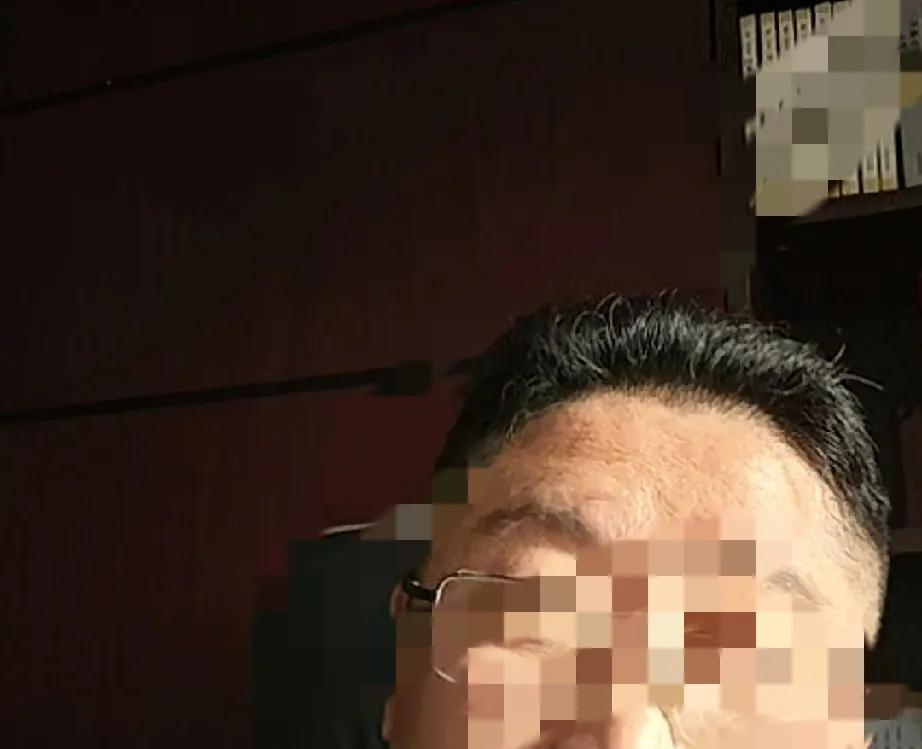 鼓吹到他办公室找他咨询，办事的人都要排队。不要认为真的那事是靠他本事赢的，没有