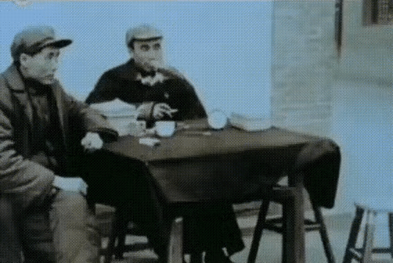 1937年，毛主席和朱德在一起，警卫员送来文件，通过警卫员的动作可以看出，延安时